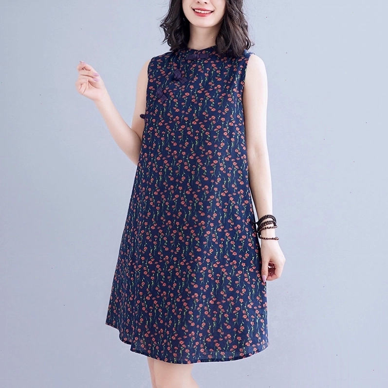 Váy suông hoa nhí, dáng chữ A, tay ngắn, cổ tròn, màu trắng với họa tiết hoa nhỏ li ti, rất tôn dáng.