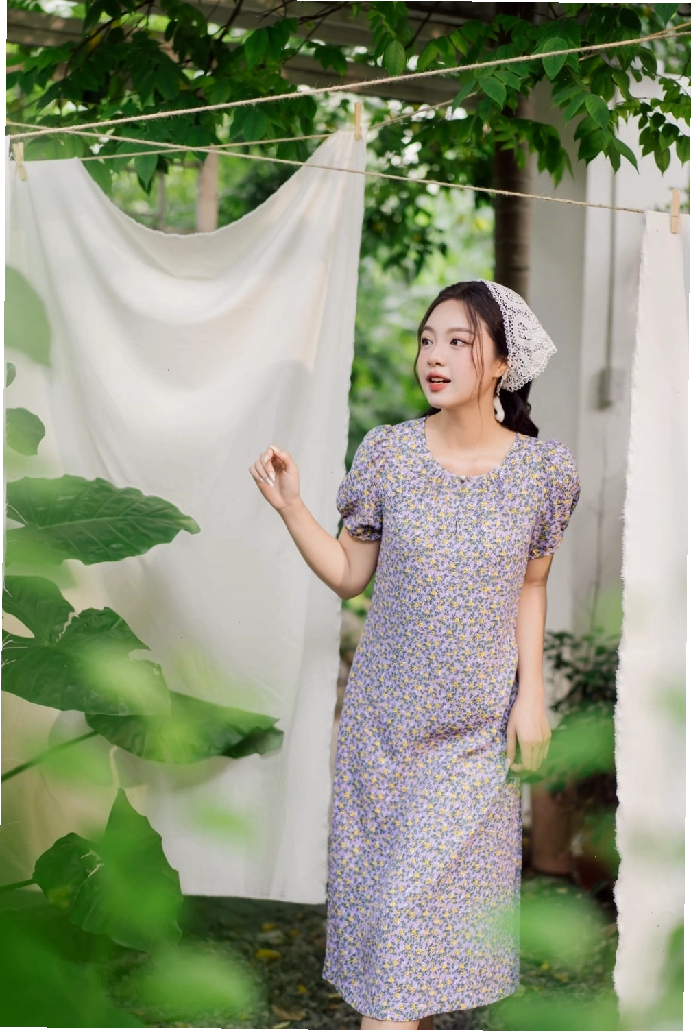 Váy suông họa tiết hình học phối màu đen trắng, cổ tròn tay lỡ, dáng váy chữ A dễ mặc, phù hợp cho nhiều dáng người.