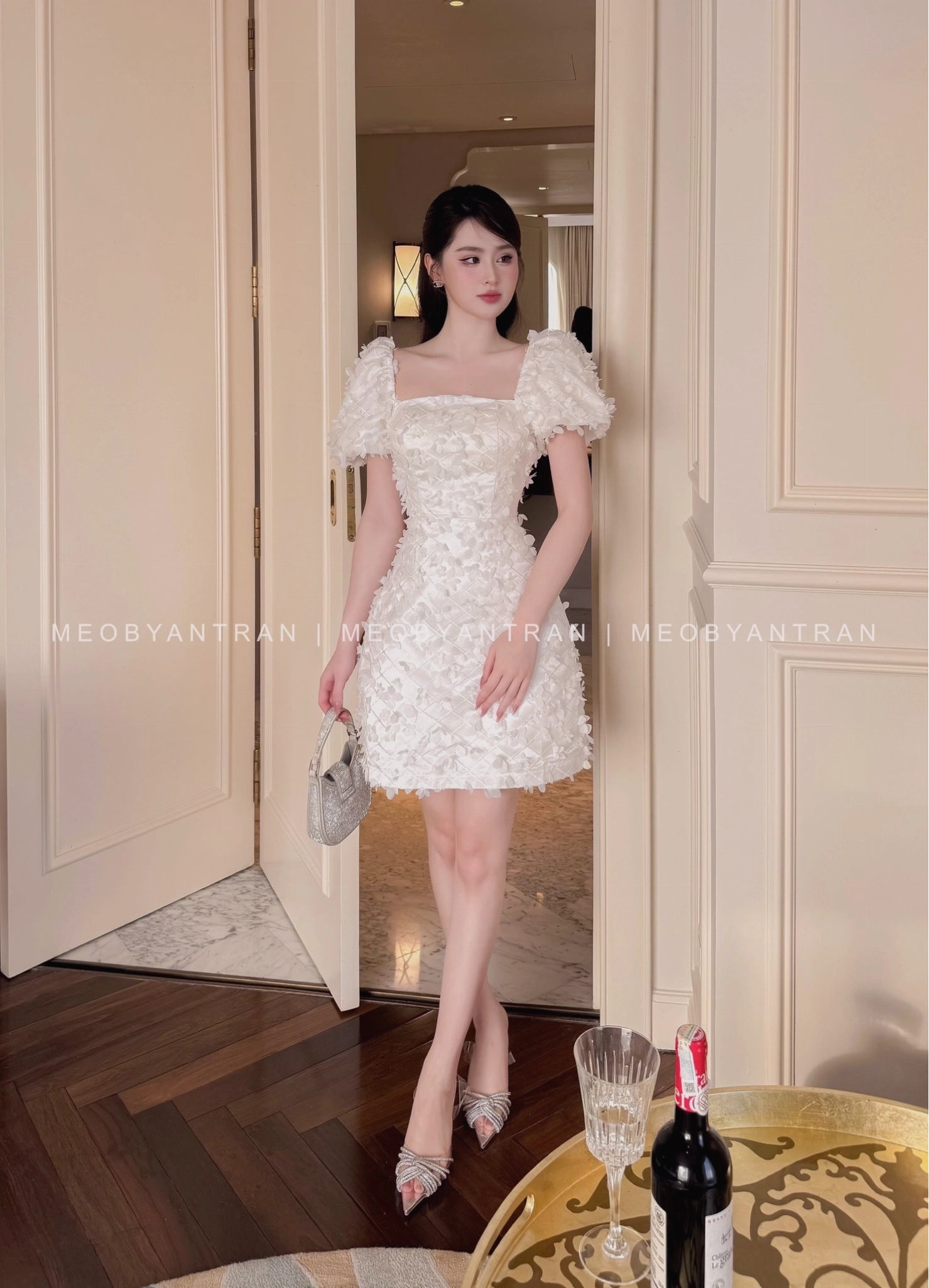 Váy tay phồng cổ vuông màu trắng, dáng ngắn xòe trẻ trung