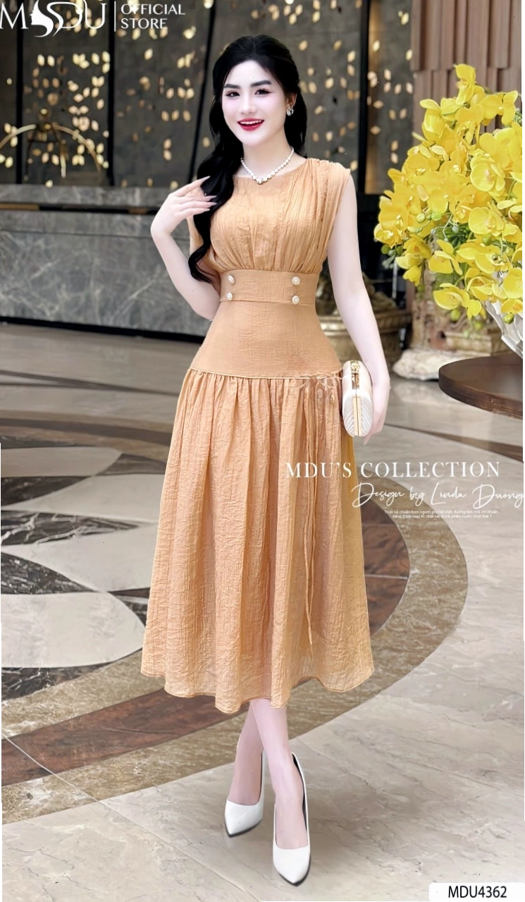 Váy thiết kế màu nâu dáng dài, đính đá sang chảnh, lệch vai tinh tế.
