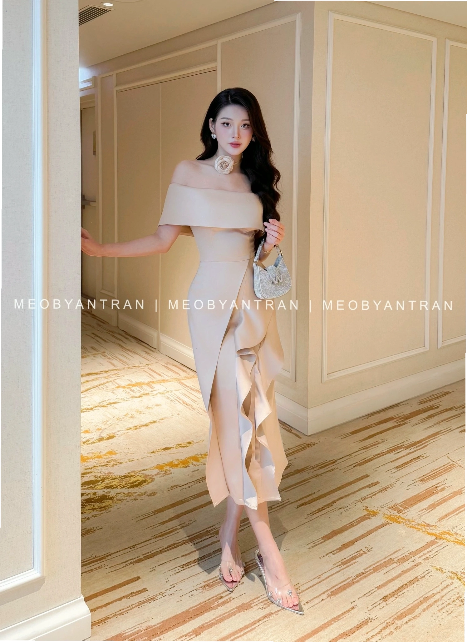 Váy trắng trễ vai dự tiệc, dáng dài xòe, chất liệu organza bồng bềnh, tay áo cánh tiên