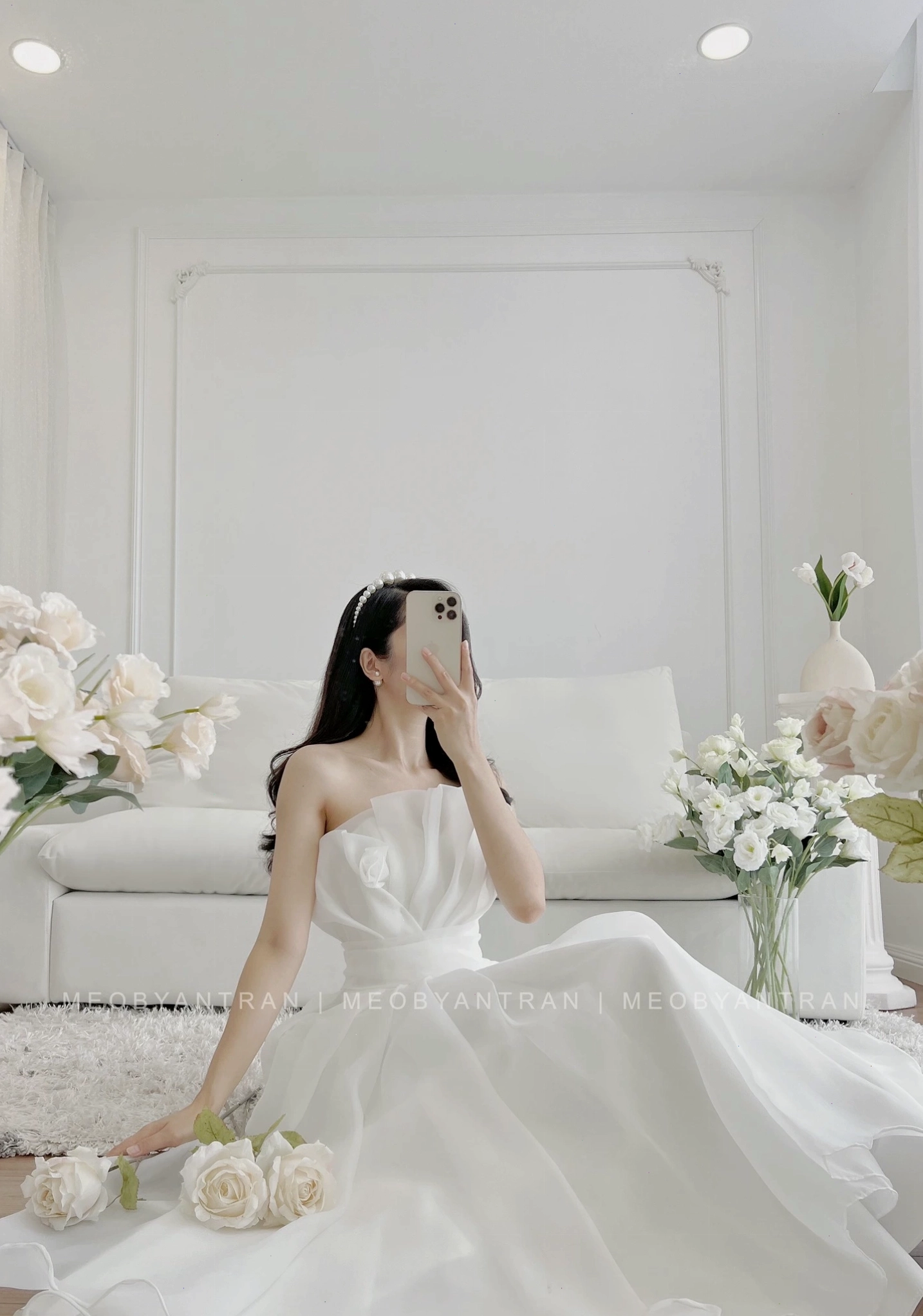 Váy voan dáng midi màu vàng nhạt, cổ tròn, tay lỡ, chân váy xòe nhẹ, họa tiết chấm bi nhỏ