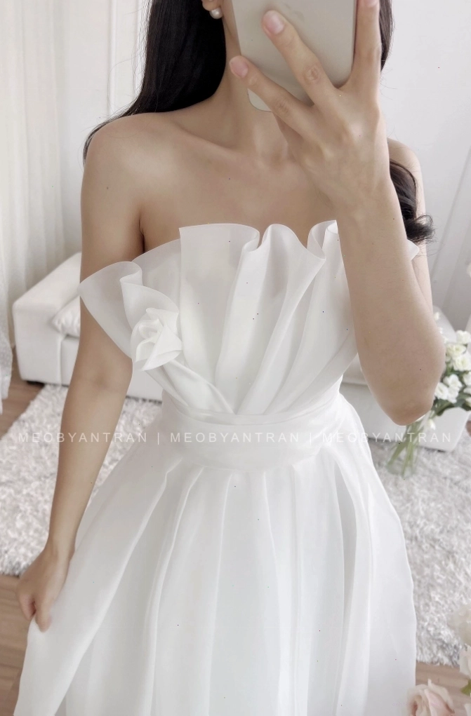 Váy voan maxi hai dây màu xanh baby blue, dáng hai dây bản nhỏ, chất liệu voan mỏng nhẹ, nhấn eo bằng dây rút