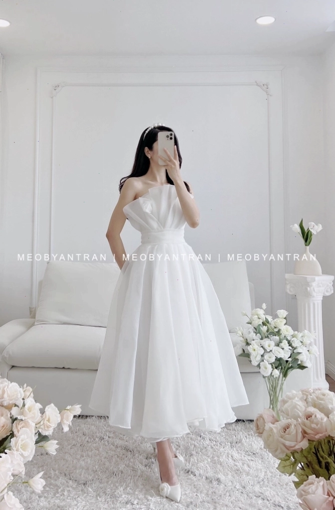 Váy voan trắng dáng dài, cổ tròn, tay phồng nhẹ, chất liệu voan tơ mềm mại
