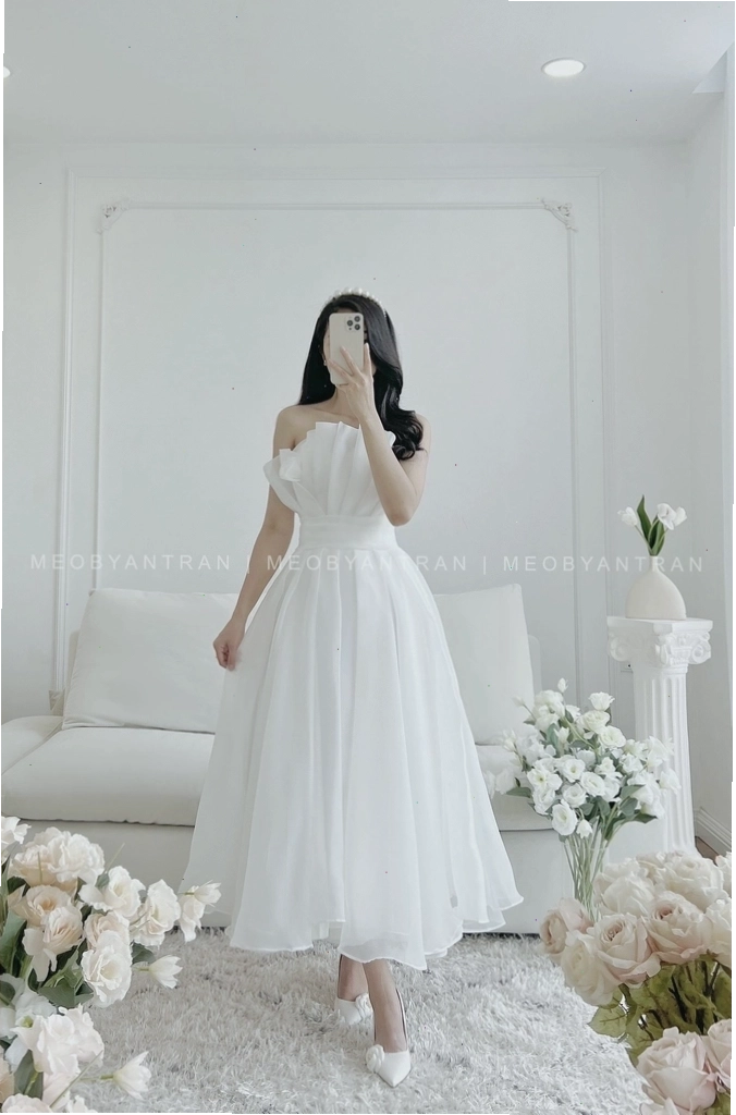 Váy voan trắng dáng dài, tay phồng nhẹ, cổ tròn, chất liệu voan tơ mềm mại