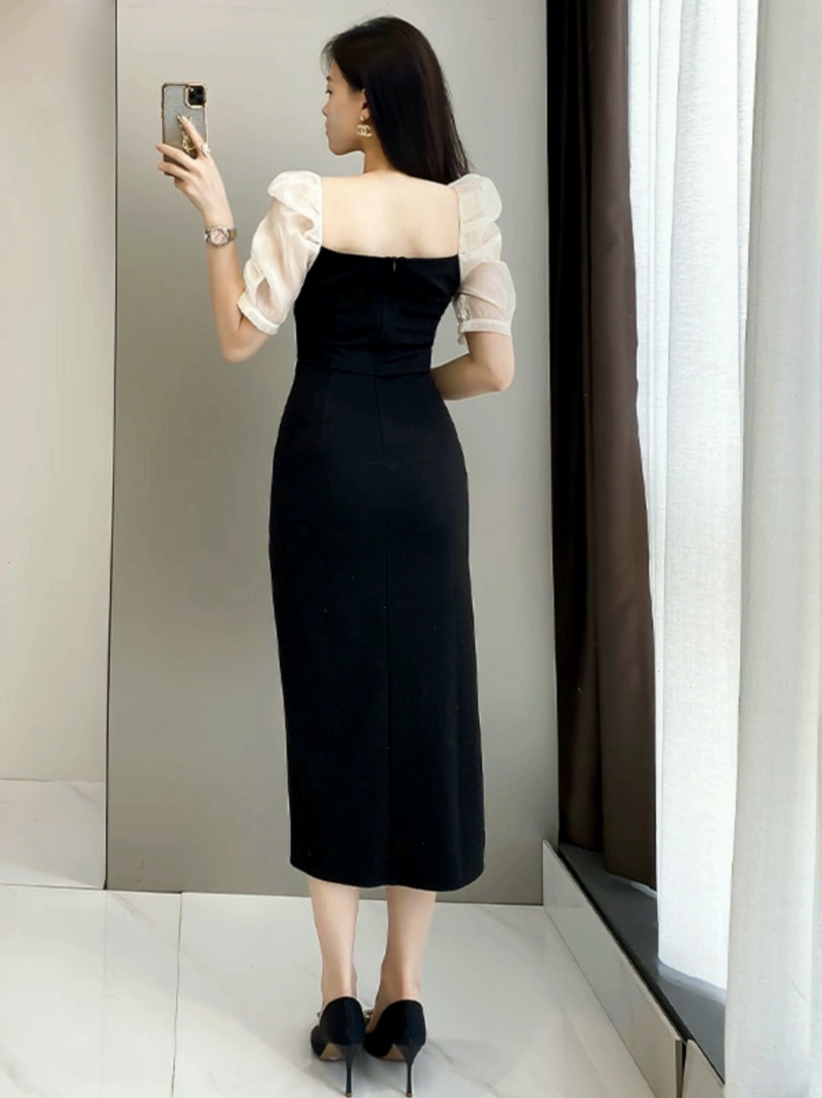 Váy xẻ tà cao cấp OE885 màu đen ôm sát, chi tiết cut-out táo bạo ở eo, tạo điểm nhấn ấn tượng.