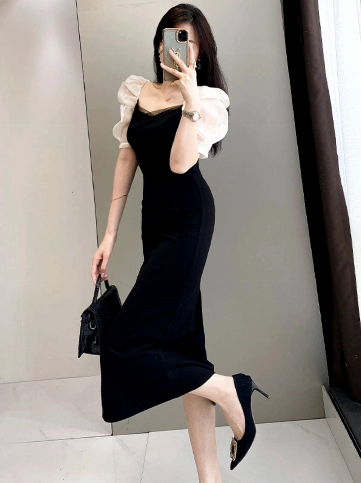 Váy xẻ tà cao cấp OE885 màu đen ôm sát, thiết kế cổ V sâu khoe vòng một đầy đặn.