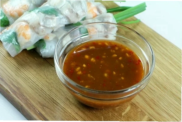 Bát mắm nêm đậm đà pha cùng dứa và tỏi ớt