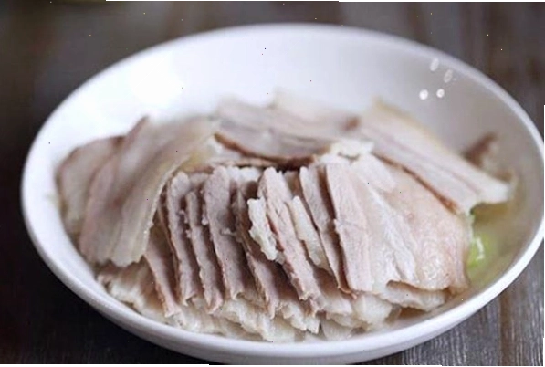 Thịt ba chỉ luộc chín và thái lát mỏng