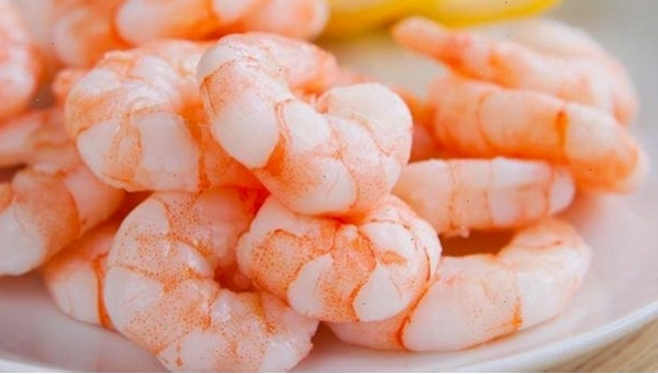 Tôm luộc chín đỏ và bóc vỏ xẻ đôi