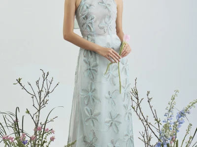 Áo dài cổ yếm: Bắt nhịp street style 2026, nàng thơ xuống phố cực chất