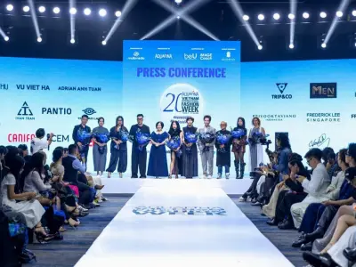 Áo sơ mi lụa nữ: Bắt nhịp street style 2026