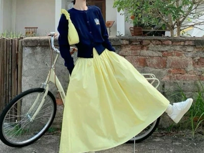 Đồ đôi màu vàng: Bắt nhịp street style năng động cùng concept chụp ảnh độc đáo